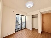 どんな家具にでも相性が良い清潔感ある白色調のクロスを採用。主張しすぎない配色、耐久性にも優れた床材は日々のメンテナンスも楽に、快適に過ごして頂けるよう考えられています。 