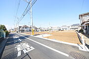前面道路は広く、駐車がしやすいです。駐車スペース2台分ございます。 