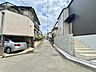 外観：戸建てが立ち並ぶ静かな住宅街。四季折々の移り変わりを感じながら自然と楽しみ、暮らす、そんな毎日を日々の中で感じられる住環境 