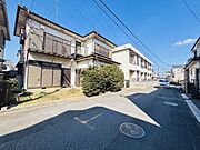 前面道路は広く、駐車がしやすいです。 