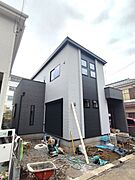 戸建てが立ち並ぶ静かな住宅街。四季折々の移り変わりを感じながら自然と楽しみ、暮らす、そんな毎日を日々の中で感じられる住環境 