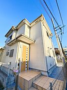 澄んだ青空と建物の調和が、穏やかな時間を育む 