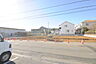 外観：戸建てが立ち並ぶ静かな住宅街。四季折々の移り変わりを感じながら自然と楽しみ、暮らす、そんな毎日を日々の中で感じられる住環境 