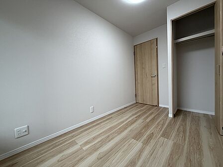 今からここを誰のお部屋にしようか、そんな洋室。大きさは4.0帖です。