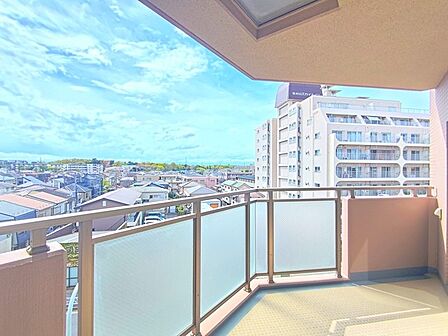 南向きで陽当たり良好なメインバルコニー。お洗濯物がすぐに乾きます。