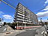 外観：商業施設が徒歩圏内に充実、日々のお買い物も安心な環境です。 