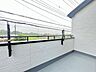 バルコニー：南側のお部屋から出入りできる、奥行きのあるワイドバルコニー。心地よい陽射しと暖かな風を楽しむことが出来ます。 