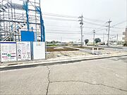 戸建てが立ち並ぶ静かな住宅街。四季折々の移り変わりを感じながら自然と楽しみ、暮らす、そんな毎日を日々の中で感じられる住環境 