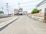 前面道路は広く、駐車がしやすいです。駐車スペース2台分ございます。 