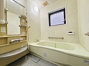 落ち着いた色味の浴室で1日の疲れをゆっくりと癒してください。 