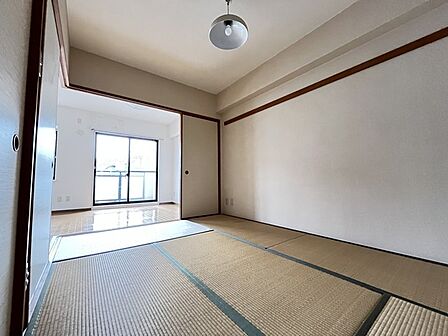 和室があるとやはりどこか心落ち着いてしまいます。客間としてもちょうど良い6帖。 
