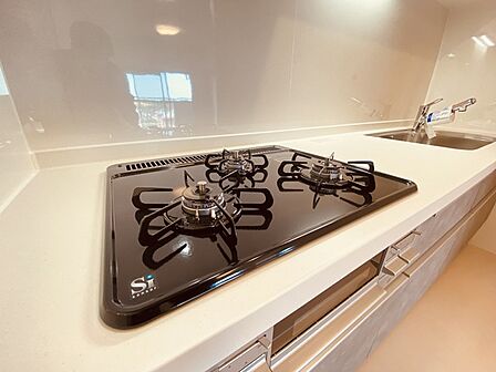 収納量豊富なシステムキッチン。明るい光が差し込む窓も調味料置き場などに役立ちます。カウンターキッチンと違い、背面を広く使えるので自由度が高いのも嬉しいですね。