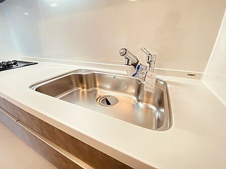 明るい光が降り注ぐるキッチンはお料理を作る時の気持ちもいつもより明るくなります。近くに窓があるので換気もしやすいですね。