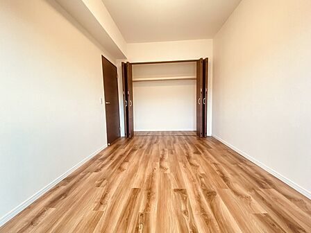 衣類の整理整頓に嬉しいクローゼット付きのお部屋。お子様のお部屋としても便利です。 