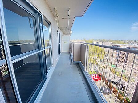 南側のお部屋から出入りできる、奥行きのあるワイドバルコニー。心地よい陽射しと暖かな風を楽しむことが出来ます。