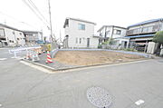 前面道路は広く、駐車がしやすいです。駐車スペースは車種にもよりますが2台分ございます。 