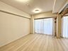 リビング/ダイニング：夕食の時間。家族、友人、両親、親戚との会話がより料理を美味しくしてくれる。あっという間に時間が過ぎてしまう居心地の良さは、普段はほっとする空間としてここにあります。 