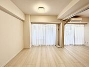 家族や友人、両親、親戚とこれから沢山の時間を紡ぐのだろう。そこを彩るのは窓から見える青い空、心地よい緑。そんなイメージが膨らむリビングスペース。 
