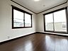 室内：2面採光を確保した明るい室内は、爽やかな風を感じる居心地の良い空間です。 