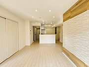 家族団欒のリビング。陽光差し込む食卓には家族の会話とスマイルが溢れます。いつまでもここで食卓を囲みたくなる、そう感じさせてくれるスペース。 