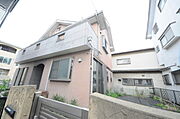 戸建てが立ち並ぶ静かな住宅街。四季折々の移り変わりを感じながら自然と楽しみ、暮らす、そんな毎日を日々の中で感じられる住環境 