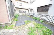 戸建てならではのお庭スペース。BBQやガーデニング、お子様のプールなど、、、、様々な楽しみ方ができるプライベート空間。ご家族皆さままで思いっきりお楽しみください。 