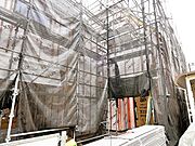 隣地はアパート駐車場と広い月極駐車場に面しており、広めのバルコニーは風通しも良くお洗濯物もしっかりと干すことができます！ 