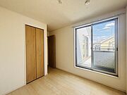 大きな開口部から明るい光が差し込む、日中の室内の明るさがこの部屋の魅力です。 