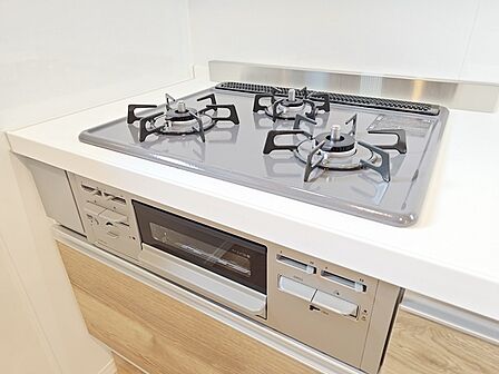新品のビルトイン型コンロ&グリル。3口あれば、大きなフライパンを使いながら横でお湯を沸かせます!