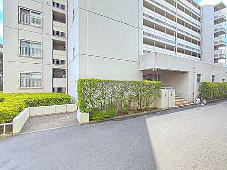 建物も植栽も、管理人さんによって綺麗に整備されております。