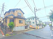 幅員約5．9ｍの道路に面しており、お車の運転が苦手な方でも安心して出入りいただけます。 