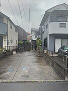 通りから入ったプライベート空間で落ち着いた雰囲気でお住いになる。敷地部分でお子様の遊ぶスペースや駐車スペースに活用できます。  
