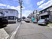 6m幅員の道路に面しておりお車の運転が苦手な方でも安心して出入りいただけます。    