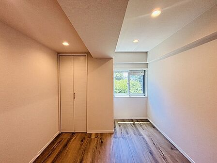 大きな開口部から明るい光が差し込む、日中の室内の明るさがこの部屋の魅力です。