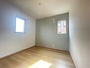 大きな開口部から明るい光が差し込む、日中の室内の明るさがこの部屋の魅力です。 