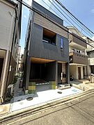 戸建てが立ち並ぶ静かな住宅街。四季折々の移り変わりを感じながら自然と楽しみ、暮らす、そんな毎日を日々の中で感じられる住環境 