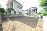 外観：戸建てが立ち並ぶ静かな住宅街。四季折々の移り変わりを感じながら自然と楽しみ、暮らす、そんな毎日を日々の中で感じられる住環境 
