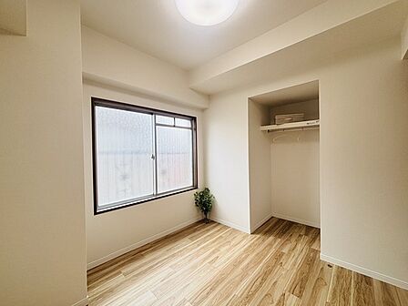 広々収納で、仕事着、普段着をまとめて収納できます。 