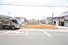 外観：戸建てが立ち並ぶ静かな住宅街。四季折々の移り変わりを感じながら自然と楽しみ、暮らす、そんな毎日を日々の中で感じられる住環境 