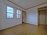 子供部屋：衣類の整理整頓に嬉しいクローゼット付きのお部屋。お子様のお部屋としても便利です。 