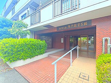 建物も植栽も、管理人さんによって綺麗に整備されております。