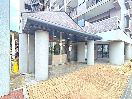 建物も植栽も、管理人さんによって綺麗に整備されております。
