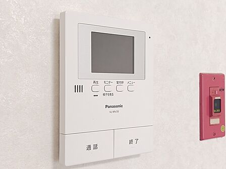 来訪者の顔が見えて安心のTVモニター付インターホン。