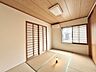 和室：大きな開口部から明るい光が差し込む、日中の室内の明るさがこの部屋の魅力です。 