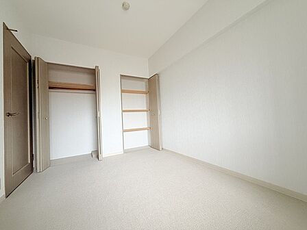 部屋の上部にはゆったりとしたロフトがありお子様のお楽しみスペースとしても収納スペースとして活用いただけけます。