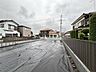 外観：落ち着いた住宅街に囲まれた、ゆとりある敷地が広がる空間です 