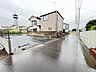 外観：戸建てが立ち並ぶ静かな住宅街。四季折々の移り変わりを感じながら自然と楽しみ、暮らす、そんな毎日を日々の中で感じられる住環境 