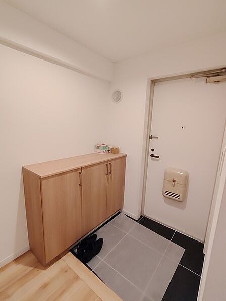玄関はおうちの顔とも呼ばれる重要な場所！明るくスッキリと見える空間で住まう人を見送り、出迎えてくれます。 