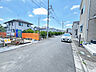 外観：整然とした街並みが広がる、穏やかな空気が流れる住環境です。新しい暮らしの始まりを感じさせる、開放的で落ち着いた雰囲気のロケーションに位置しています 