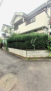 外観：戸建てが立ち並ぶ静かな住宅街。四季折々の移り変わりを感じながら自然と楽しみ、暮らす、そんな毎日を日々の中で感じられる住環境 